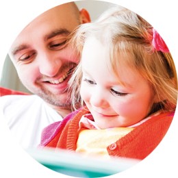 close_up_Dad_girl_reading_circle